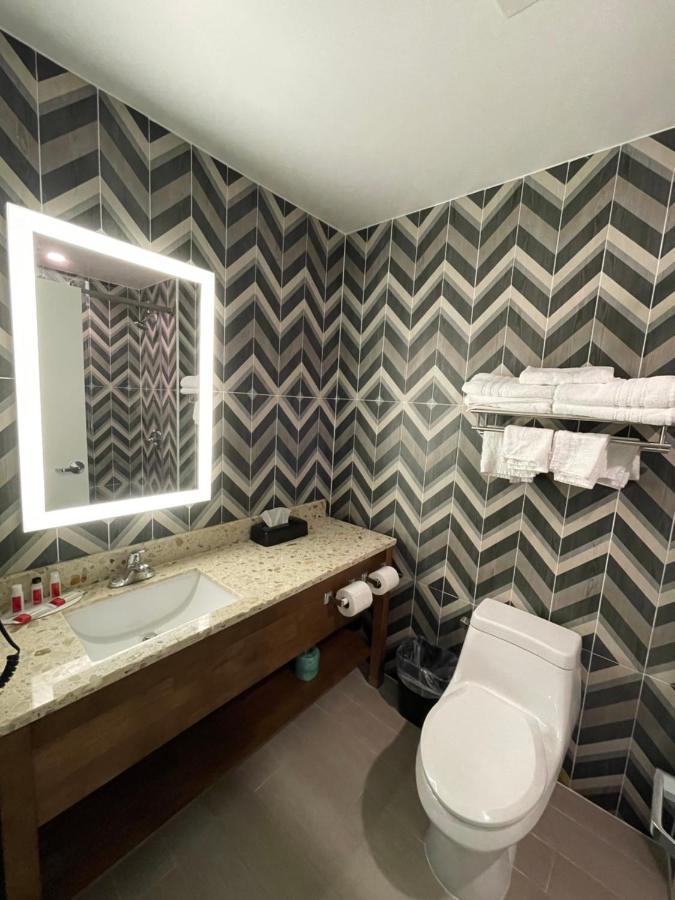 Super 8 By Wyndham Brooklyn Williamsburg Hotel นิวยอร์ก ภายนอก รูปภาพ