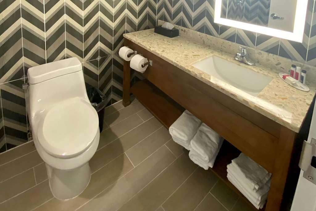 Super 8 By Wyndham Brooklyn Williamsburg Hotel นิวยอร์ก ภายนอก รูปภาพ